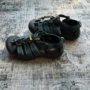 Size 3 - kids Keen sandals